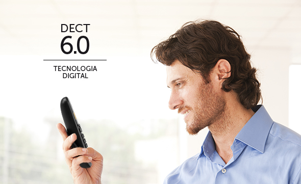 Dois telefones sem fio, um na base principal e um na base ramal.