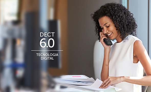 Três telefones sem fio, a base principal e dois ramais.