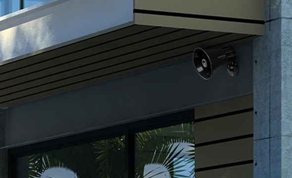 Sirene instalada discretamente na parede de uma casa