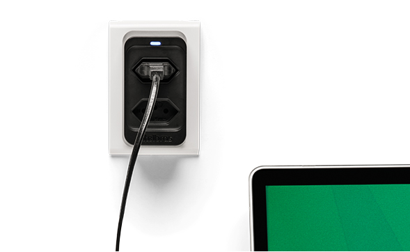 Ilustração mostrando os 3 pinos da tomada protegidos.