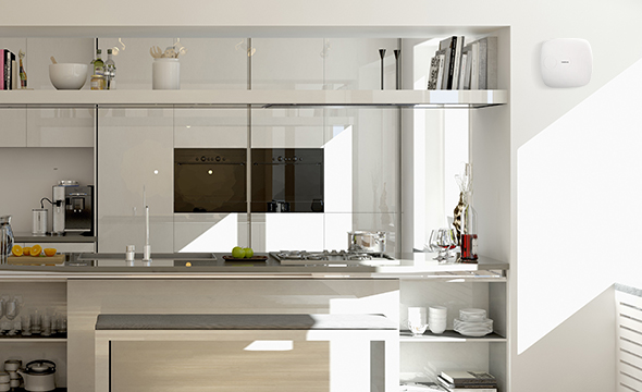 Pessoa utilizando aplicativo de segurança no smartphone