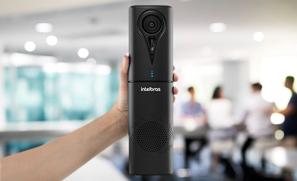 Pessoa utilizando a EVC 300 em um notebook