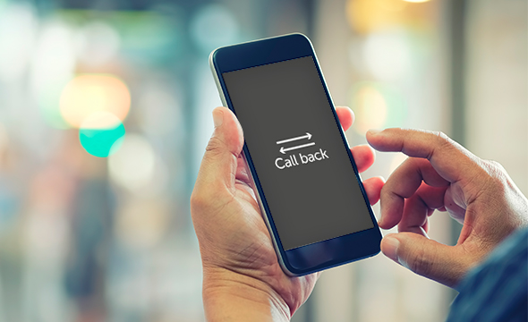 Pessoa utilizando a função Call Back em um telefone