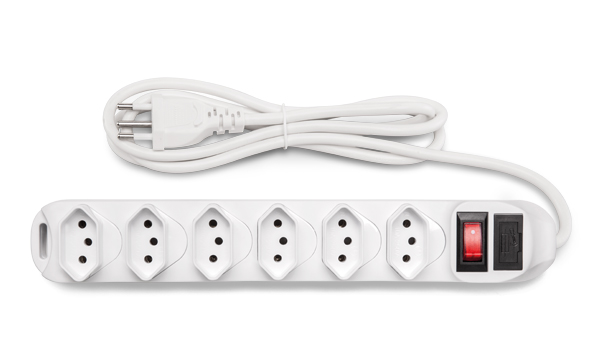 Cabo de 1,5 metro do protetor eletrônico conectado a uma tomada distante.