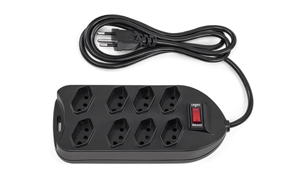 Protetor eletrônico com 8 tomadas, destacando as duas tomadas espaçadas.