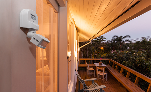 Sensor de presença acendendo uma lâmpada automaticamente.