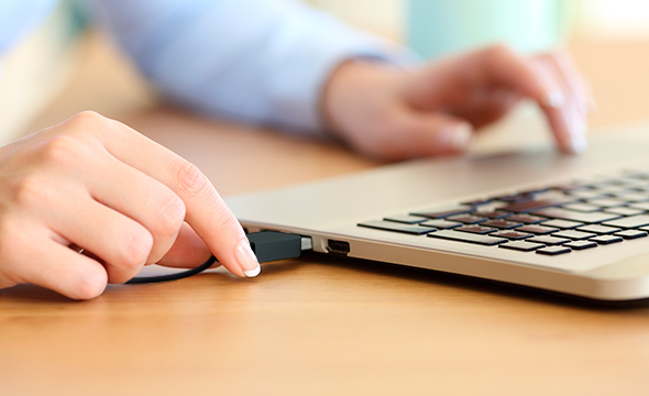 Headset conectado a um notebook via USB