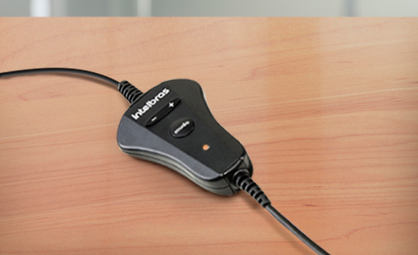 Controles de volume e mudo integrados ao cabo do headset