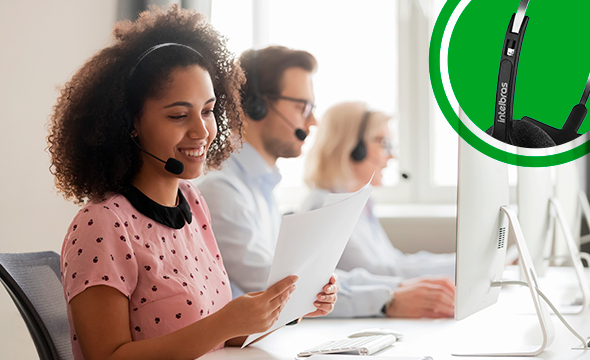 Pessoa utilizando o headset com conforto