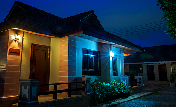 Ilustração mostrando o sensor funcionando durante a noite e economizando energia durante o dia.