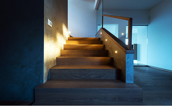 Casa com luzes acesas à noite, simulando a presença de pessoas.