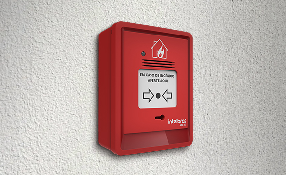 Mão utilizando a chave de rearme no acionador manual.