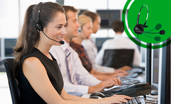 Microfone flexível do headset sendo ajustado perto da boca do usuário