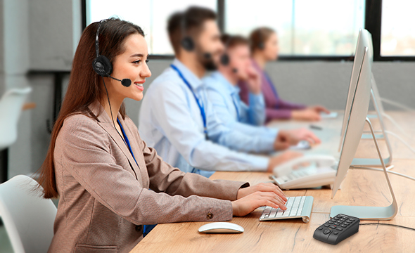 Operadora de telemarketing atendendo uma chamada automaticamente