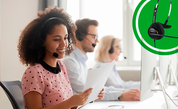 Headset sendo ajustado na cabeça de uma pessoa