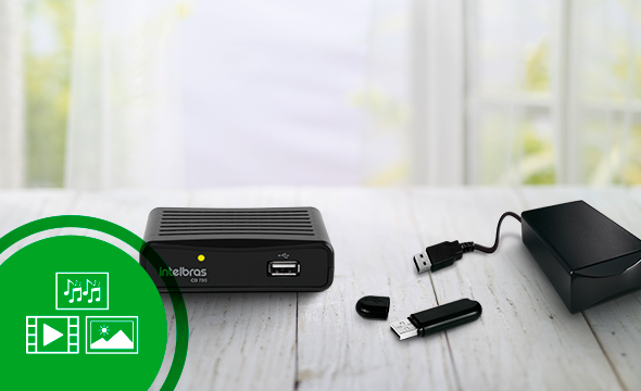 Fam&iacute;lia assistindo a fotos e v&iacute;deos na TV atrav&eacute;s do conversor