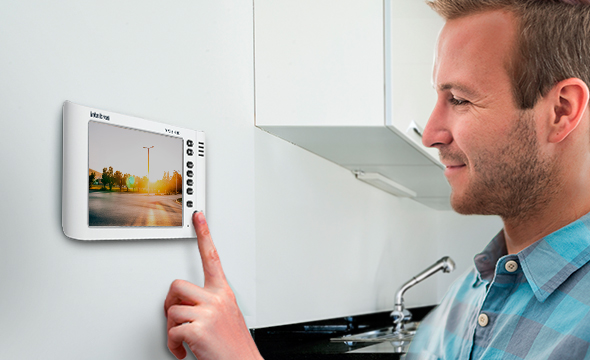 Monitor do videoporteiro exibindo imagens de 4 câmeras diferentes.