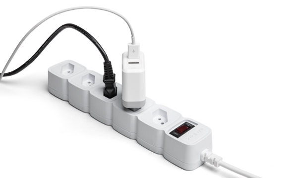 Protetor eletrônico com tomadas em diagonal facilitando a conexão de fontes.