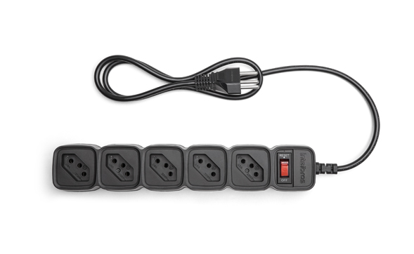 Protetor eletrônico com cabo longo de 3 metros conectado a uma tomada distante.