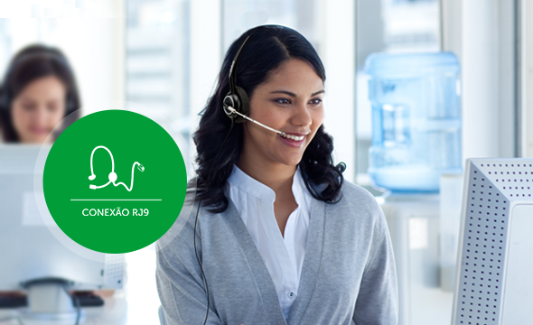 Pessoa utilizando headset conectado ao telefone