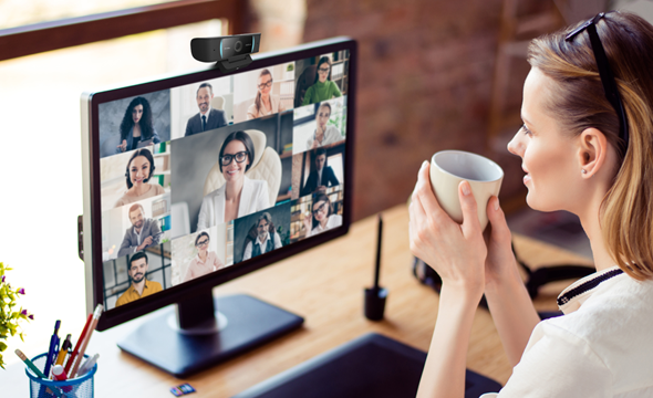 Pessoa em uma videochamada com imagem de alta qualidade