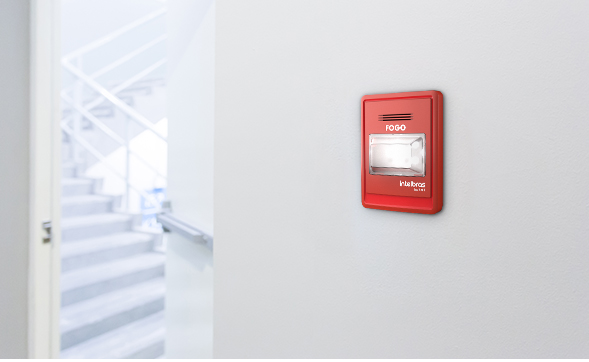 Planta de um edifício com zonas de alarme destacadas, mostrando a flexibilidade do sistema endereçável.