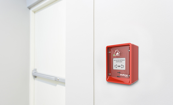 Ilustração mostrando a fácil instalação do acionador sobre uma caixa 4x2.