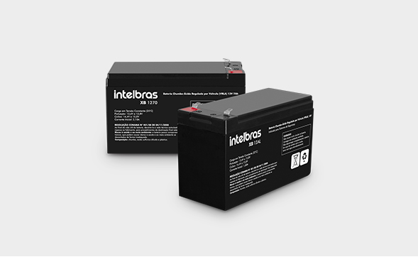 Técnico realizando a troca de baterias com o sistema em funcionamento (hot swap).