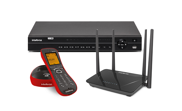 Nobreak conectado a diversos equipamentos eletrônicos de escritório.