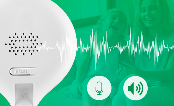 Pessoa interagindo por voz atrav&eacute;s do smartphone com algu&eacute;m no ambiente monitorado