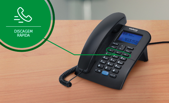 Dedo pressionando uma das teclas de discagem rápida do terminal de portaria.