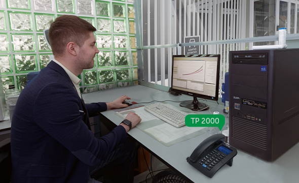 Porteiro utilizando o terminal TP 2000 em uma guarita de condomínio.