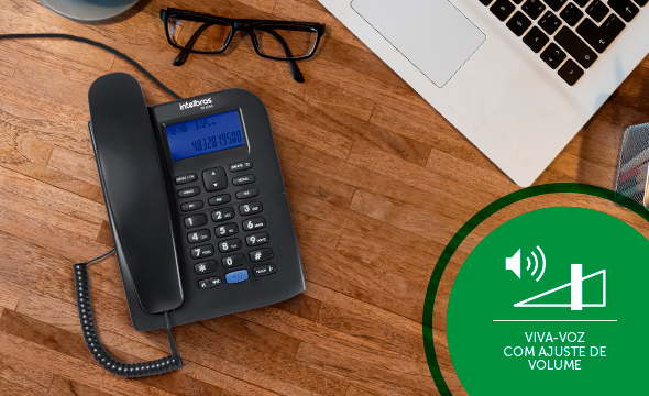 Pessoa falando no viva-voz do terminal TP 2000, com as mãos livres.