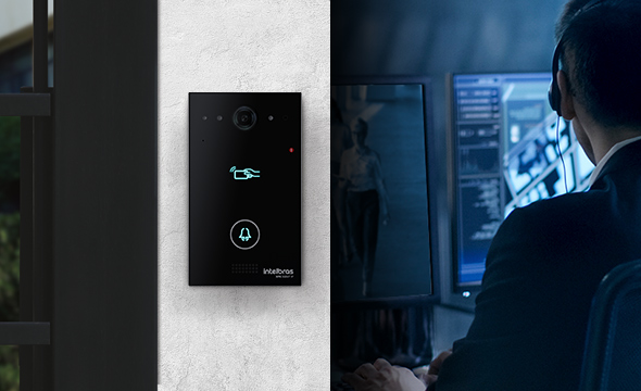 Pessoa gerenciando o videoporteiro remotamente através de um computador.