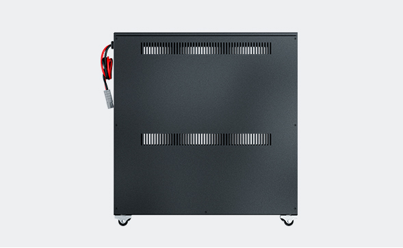 Gabinete met&aacute;lico robusto com rod&iacute;zios para f&aacute;cil locomo&ccedil;&atilde;o.