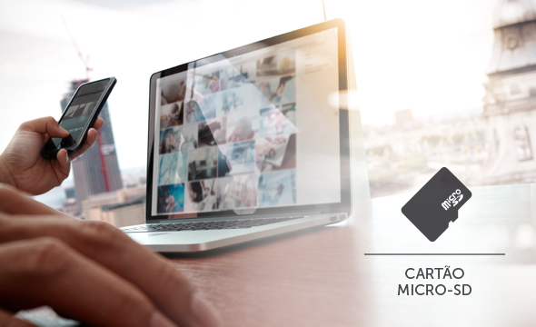 Slot para cartão micro-SD na câmera