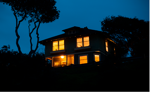 Tela de aplicativo mostrando a criação de rotinas para acender luzes ao anoitecer.