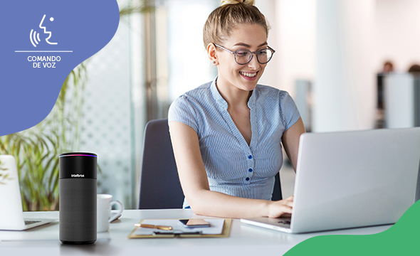 Pessoa interagindo com o Smart Speaker por comando de voz