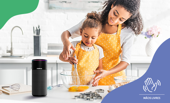 Pessoa relaxando no sofá enquanto o Smart Speaker toca música