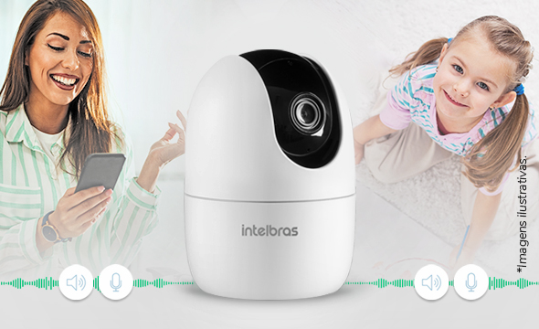 Pessoa interagindo por voz atrav&eacute;s do smartphone com algu&eacute;m no ambiente monitorado