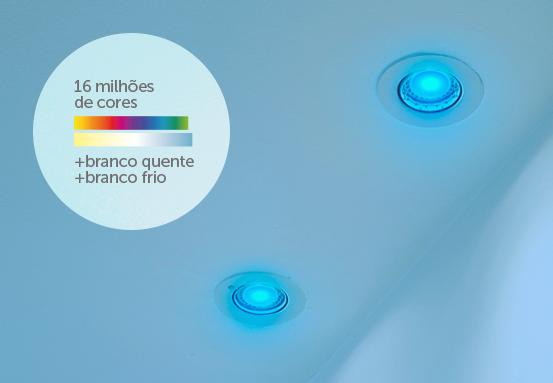 Ambiente decorado com diversas cores de luz spot destacando objetos.