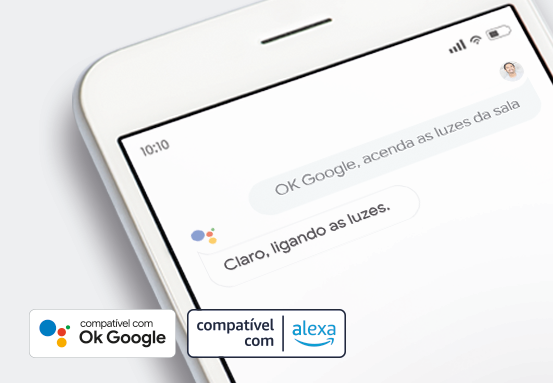 Pessoa controlando a cor e a intensidade da lâmpada smart pelo celular.
