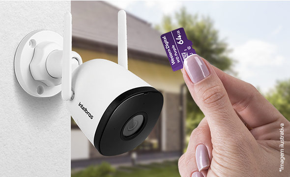 Cartão de memória ao lado de uma câmera de segurança