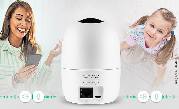 Pessoa interagindo por voz através do smartphone com alguém no ambiente monitorado