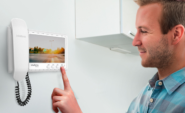 Monitor exibindo a imagem de uma c&acirc;mera de seguran&ccedil;a adicional.