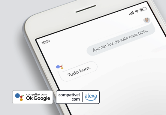 Pessoa controlando o interruptor dimmer pelo smartphone com ícones da Alexa e Google Assistente.