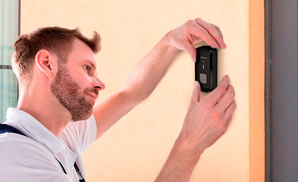 Módulo externo sendo instalado facilmente em uma parede.