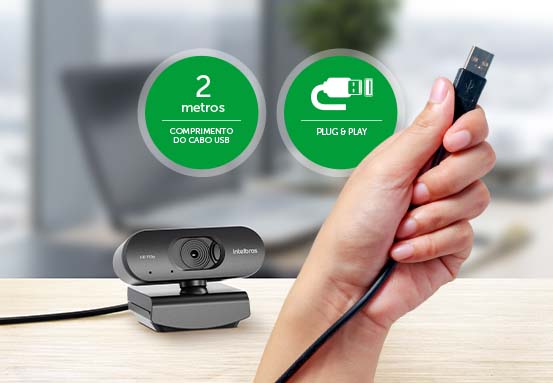 Webcam fixada em um notebook e em um trip&eacute;