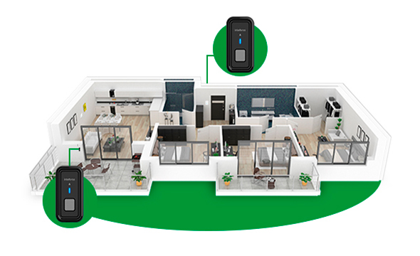 Casa com múltiplas entradas, cada uma com um módulo externo de campainha.