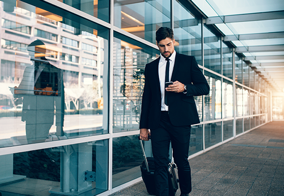 Pessoa se movendo em um ambiente com múltiplos Access Points sem perder a conexão.